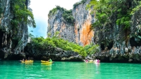 06Sightseeing-and-canoeing-at-Panak-Island-Phang-Nga-Bay.jpg - James Bond Island & Phang Nga Bay Tour By Big Boat From Phuket | https://sabaigobangkok.com