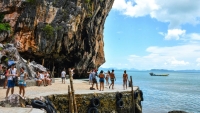 08Sightseeing-and-trekking-at-James-Bond-Island.jpg - James Bond Island & Phang Nga Bay Tour By Big Boat From Phuket | https://sabaigobangkok.com